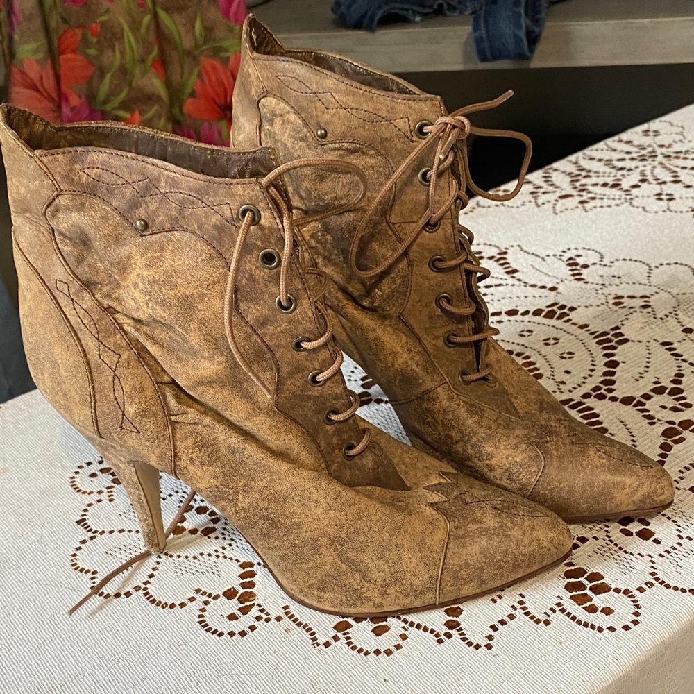 Women’s Victorian regency ankle, boot, genuine, leather, man-made soul 8B